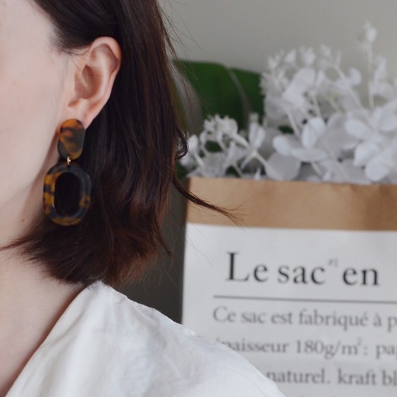 Oval Pendant Tortoise Resin Hoop Earrings - Picture 3 of 5